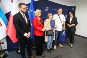 02.06.2025. Kielce. Wręczenie „Świętokrzyskich Kart Zawodowych Rodzin Zastępczych” / Fot. Wiktor Taszłow - Radio Kielce