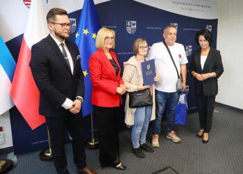 02.06.2025. Kielce. Wręczenie „Świętokrzyskich Kart Zawodowych Rodzin Zastępczych” / Fot. Wiktor Taszłow - Radio Kielce