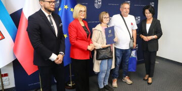 02.06.2025. Kielce. Wręczenie „Świętokrzyskich Kart Zawodowych Rodzin Zastępczych” / Fot. Wiktor Taszłow - Radio Kielce