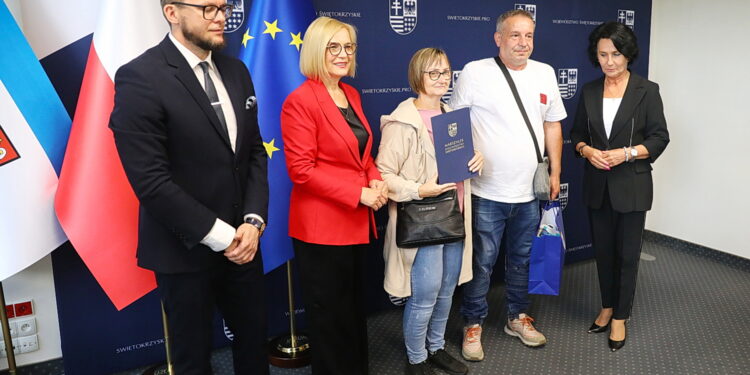 02.06.2025. Kielce. Wręczenie „Świętokrzyskich Kart Zawodowych Rodzin Zastępczych” / Fot. Wiktor Taszłow - Radio Kielce