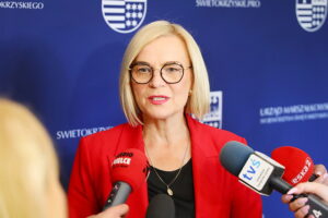02.06.2025. Kielce. Wręczenie „Świętokrzyskich Kart Zawodowych Rodzin Zastępczych”. Na zdjęciu: Renata Janik - marszałek województwa świętokrzyskiego / Fot. Wiktor Taszłow - Radio Kielce