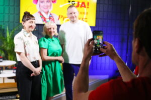 Audycja „Dzień Dobry, to Ja! Rozmowy inne niż wszystkie w Radiu Kielce”. Na zdjęciu: Tomek Dudek i Magda Galas-Klusek oraz Anna Przybysz / Fot. Wiktor Taszłow - Radio Kielce
