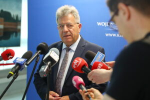 05.06.2025. Kielce. Briefing prasowy poświęcony rozpoczynającemu się szkoleniu wójtów, burmistrzów oraz prezydentów z województwa świętokrzyskiego w związku z wejściem w życie Ustawy o ochronie ludności i obronie cywilnej / Fot. Wiktor Taszłow - Radio Kielce