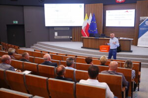 05.06.2025. Kielce. Briefing prasowy poświęcony rozpoczynającemu się szkoleniu wójtów, burmistrzów oraz prezydentów z województwa świętokrzyskiego w związku z wejściem w życie Ustawy o ochronie ludności i obronie cywilnej / Fot. Wiktor Taszłow - Radio Kielce