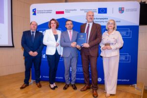 16.06.2025. Kielce. Uroczyste podpisanie 13 umów o dofinansowanie z Europejskiego Funduszu Rozwoju Regionalnego (EFRR) w ramach programu Fundusze Europejskie dla Świętokrzyskiego 2021-2027 / Fot. Urząd Marszałkowski Województwa Świętokrzyskiego
