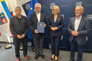 04.06.2025. Kielce. Urząd Marszałkowski Województwa Świętokrzyskiego. Przekazanie umów na dofinansowanie kluczowych prac konserwatorskich, restauratorskich i robót budowlanych w zabytkowych obiektach z Kielc i powiatu kieleckiego / Fot. Iwona Murawska-Bujnowicz – Radio Kielce