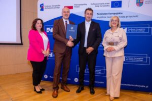 16.06.2025. Kielce. Uroczyste podpisanie 13 umów o dofinansowanie z Europejskiego Funduszu Rozwoju Regionalnego (EFRR) w ramach programu Fundusze Europejskie dla Świętokrzyskiego 2021-2027 / Fot. Urząd Marszałkowski Województwa Świętokrzyskiego