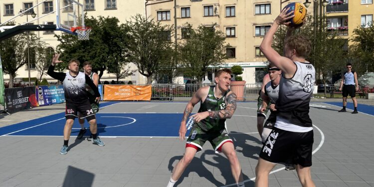 21.06.2025. Ostrowiec Świętokrzyski. Turniej koszykówki 3x3 Quest / Fot. Jakub Rożek - Radio Kielce
