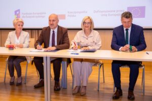 16.06.2025. Kielce. Uroczyste podpisanie 13 umów o dofinansowanie z Europejskiego Funduszu Rozwoju Regionalnego (EFRR) w ramach programu Fundusze Europejskie dla Świętokrzyskiego 2021-2027 / Fot. Urząd Marszałkowski Województwa Świętokrzyskiego