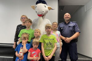 Policyjna maskota w odwiedzinach u małych pacjentów