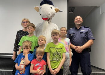Policyjna maskota w odwiedzinach u małych pacjentów