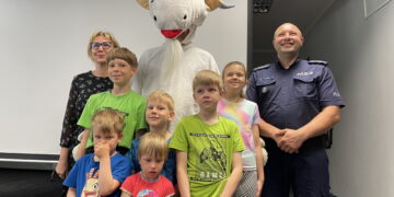 Policyjna maskota w odwiedzinach u małych pacjentów