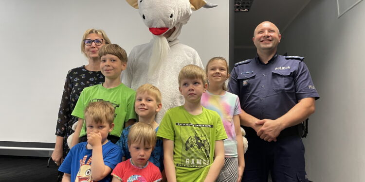 Policyjna maskota w odwiedzinach u małych pacjentów