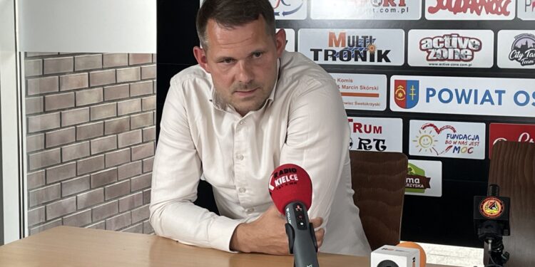 14.06.2025. Ostrowiec Św. Konferencja. Na zdjęciu: Radosław Jacek - były trener KSZO 1929 / Fot. Kamil Król - Radio Kielce