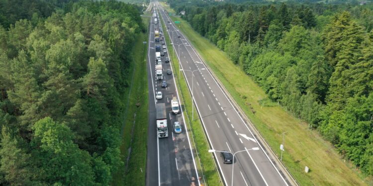 11.06.2025. Barcza. Trasa S7. Utrudnienia w związku z wypadkiem / Fot. Jarosław Kubalski - Radio Kielce
