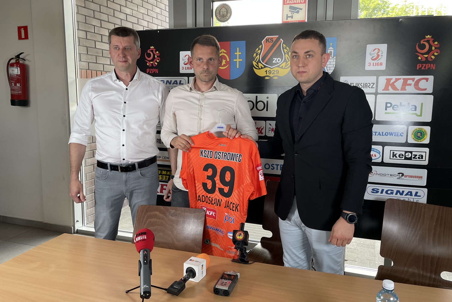 KSZO Ostrowiec bez trenera - Radio Kielce 14.06.2025. Ostrowiec Św. Konferencja. Na zdjęciu (w środku): Radosław Jacek - były trener KSZO 1929, (z prawej): Piotr Chorab - prezes KSZO 1929 / Fot. Kamil Król - Radio Kielce
