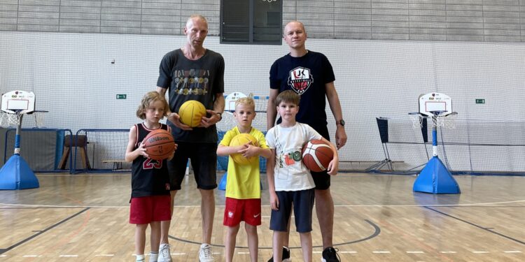 18.06.2025. Kielce. Trening naborowy UJK. Na zdjęciu (od lewej): Karol Bielecki, Rafał Gil / Fot. Kamil Król - Radio Kielce