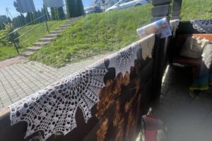 15.06.2025. Chwałki. Światowy Dzień Dziergania w Miejscach Publicznych / Fot. Grażyna Szlęzak - Radio Kielce