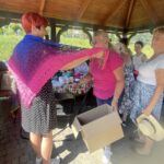 15.06.2025. Chwałki. Światowy Dzień Dziergania w Miejscach Publicznych / Fot. Grażyna Szlęzak - Radio Kielce