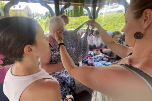 15.06.2025. Chwałki. Światowy Dzień Dziergania w Miejscach Publicznych / Fot. Grażyna Szlęzak - Radio Kielce