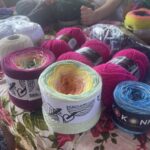 15.06.2025. Chwałki. Światowy Dzień Dziergania w Miejscach Publicznych / Fot. Grażyna Szlęzak - Radio Kielce