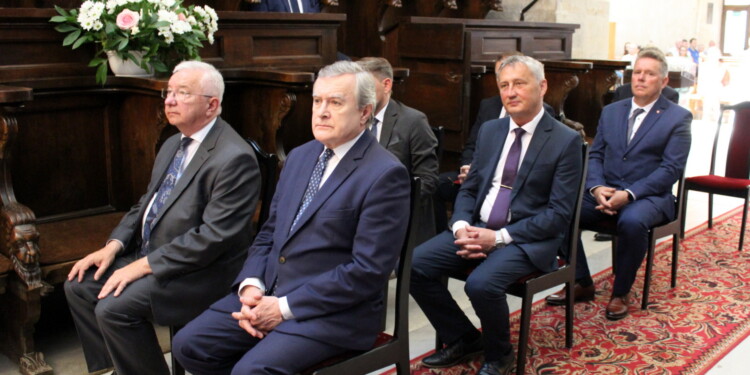 26.06.2022. Wiślica. Otwarcie Muzeum Archeologicznego. Na zdjęciu (od lewej): poseł Krzysztof Lipiec, prof. Piotr Gliński- wicepremier, minister kultury i dziedzictwa narodowego, Zbigniew Koniusz - wojewoda świętopkrzyski / Fot. Marta Gajda-Kruk - Radio Kielce