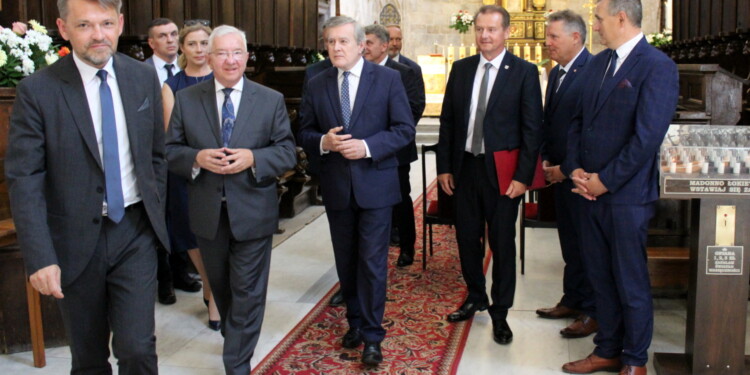 26.06.2022. Wiślica. Otwarcie Muzeum Archeologicznego. Na zdjęciu (od lewej): prof. Robert Kotowski - dyrektor Muzeum Narodowego w Kielcach, poseł Krzysztof Lipiec, prof. Piotr Gliński- wicepremier, minister kultury i dziedzictwa narodowego, Jarosław Jaworski - burmistrz Wiślicy / Fot. Marta Gajda-Kruk - Radio Kielce