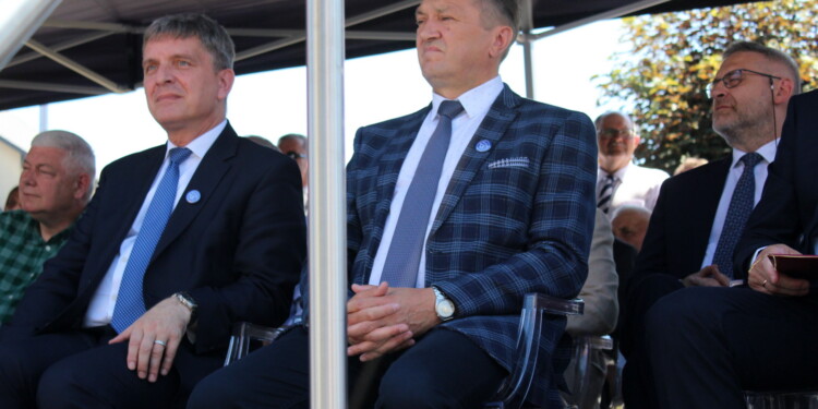 26.06.2022. Wiślica. Otwarcie Muzeum Archeologicznego. Na zdjęciu (od lewej): Andrzej Pruś - przewodniczący sejmiku województwa, Mirosław Gębski- starosta kielecki / Fot. Marta Gajda-Kruk - Radio Kielce