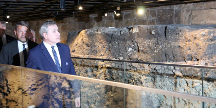 26.06.2022. Wiślica. Otwarcie Muzeum Archeologicznego. Na zdjęciu: prof. Robert Kotowski - dyrektor Muzeum Narodowego w Kielcach, prof. Piotr Gliński - wicepremier, minister kultury i dziedzictwa narodowego / Fot. Marta Gajda-Kruk - Radio Kielce