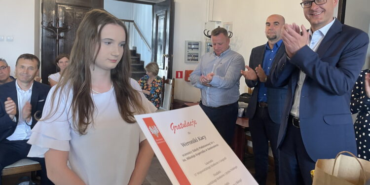 Najlepsi uczniowie wyróżnieni przez burmistrza