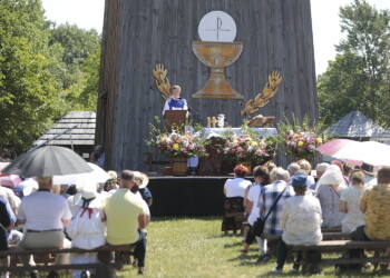 26.06.2022. Tokarnia. Ogólnopolski Festiwal Kultury Ludowej „Jawor u źródeł kultury”. Msza święta / Fot. Wiktor Taszłow - Radio Kielce