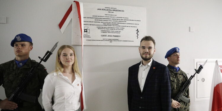 16.06.2025 Kielce. Collegium Medicum UJK. Odsłonięcie tablicy poświęconej gen. bryg. Janowi Kołłątajowi-Srzednickiemu / Fot. Jarosław Kubalski - Radio Kielce