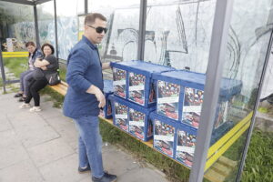 17.06.2025 Kielce. Pracownicy Pedagogicznej Biblioteki Wojewódzkiej rozdają książki w autobusie MPK / Fot. Jarosław Kubalski - Radio Kielce