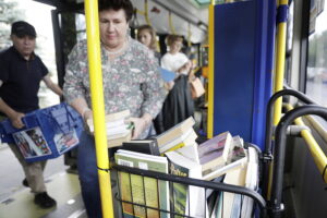 17.06.2025 Kielce. Pracownicy Pedagogicznej Biblioteki Wojewódzkiej rozdają książki w autobusie MPK / Fot. Jarosław Kubalski - Radio Kielce