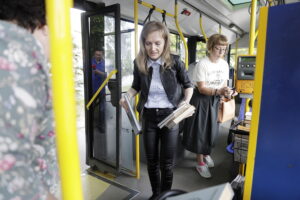 17.06.2025 Kielce. Pracownicy Pedagogicznej Biblioteki Wojewódzkiej rozdają książki w autobusie MPK / Fot. Jarosław Kubalski - Radio Kielce