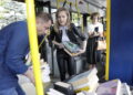 17.06.2025 Kielce. Pracownicy Pedagogicznej Biblioteki Wojewódzkiej rozdają książki w autobusie MPK / Fot. Jarosław Kubalski - Radio Kielce