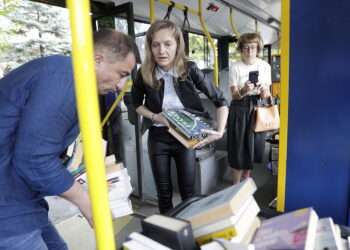 17.06.2025 Kielce. Pracownicy Pedagogicznej Biblioteki Wojewódzkiej rozdają książki w autobusie MPK / Fot. Jarosław Kubalski - Radio Kielce