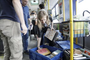 17.06.2025 Kielce. Pracownicy Pedagogicznej Biblioteki Wojewódzkiej rozdają książki w autobusie MPK / Fot. Jarosław Kubalski - Radio Kielce
