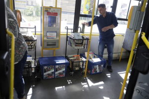 17.06.2025 Kielce. Pracownicy Pedagogicznej Biblioteki Wojewódzkiej rozdają książki w autobusie MPK / Fot. Jarosław Kubalski - Radio Kielce