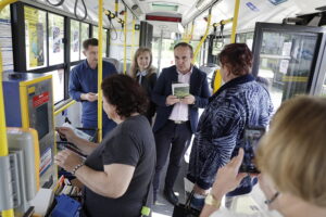 17.06.2025 Kielce. Pracownicy Pedagogicznej Biblioteki Wojewódzkiej rozdają książki w autobusie MPK / Fot. Jarosław Kubalski - Radio Kielce