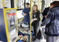 17.06.2025 Kielce. Pracownicy Pedagogicznej Biblioteki Wojewódzkiej rozdają książki w autobusie MPK / Fot. Jarosław Kubalski - Radio Kielce