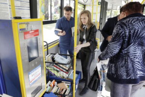 17.06.2025 Kielce. Pracownicy Pedagogicznej Biblioteki Wojewódzkiej rozdają książki w autobusie MPK / Fot. Jarosław Kubalski - Radio Kielce