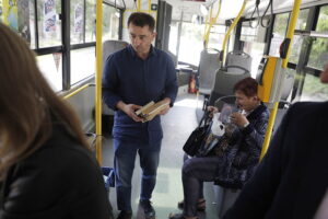 17.06.2025 Kielce. Pracownicy Pedagogicznej Biblioteki Wojewódzkiej rozdają książki w autobusie MPK / Fot. Jarosław Kubalski - Radio Kielce