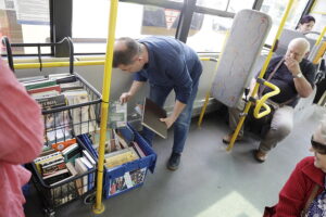17.06.2025 Kielce. Pracownicy Pedagogicznej Biblioteki Wojewódzkiej rozdają książki w autobusie MPK / Fot. Jarosław Kubalski - Radio Kielce
