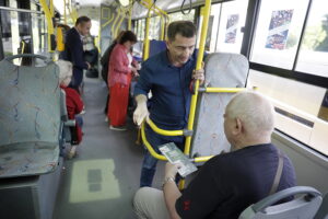 17.06.2025 Kielce. Pracownicy Pedagogicznej Biblioteki Wojewódzkiej rozdają książki w autobusie MPK / Fot. Jarosław Kubalski - Radio Kielce