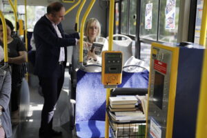17.06.2025 Kielce. Pracownicy Pedagogicznej Biblioteki Wojewódzkiej rozdają książki w autobusie MPK / Fot. Jarosław Kubalski - Radio Kielce