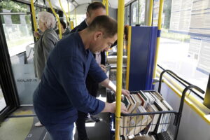 17.06.2025 Kielce. Pracownicy Pedagogicznej Biblioteki Wojewódzkiej rozdają książki w autobusie MPK / Fot. Jarosław Kubalski - Radio Kielce