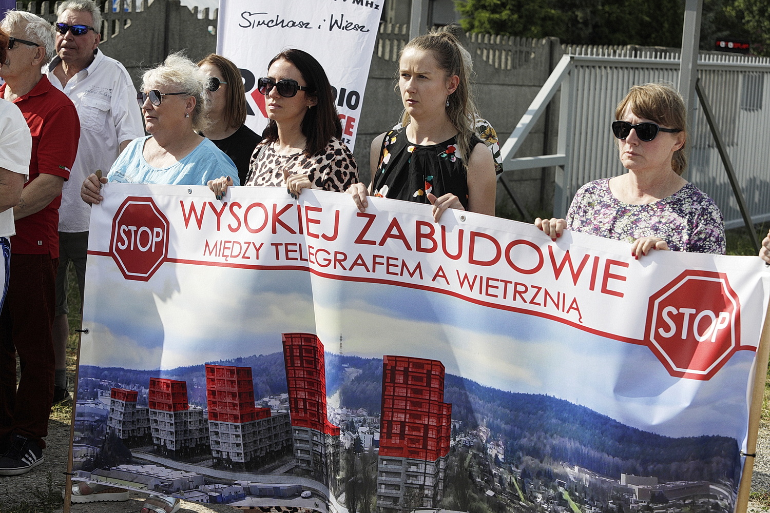 INTERWENCJA. Mieszkańcy przeciwni budowie wieżowców przy ulicy Hauke-Bosaka - Radio Kielce INTERWENCJA. Mieszkańcy przeciwni budowie wieżowców przy ulicy Hauke-Bosaka - Radio Kielce
