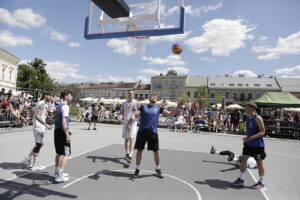 21.06.2025. Kielce. Rynek. Zawody w koszykówce 3x3 / Fot. Jarosław Kubalski - Radio Kielce