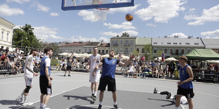21.06.2025. Kielce. Rynek. Zawody w koszykówce 3x3 / Fot. Jarosław Kubalski - Radio Kielce